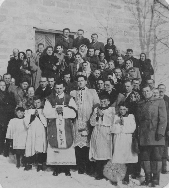 parafia polskokatolicka 1_12.jpg - Rok 1953. Uroczystośc prymicyjna ks. Barteckiego. Obok ks. Edward Jeleń, który przeszedł w tym roku do Kościoła Rzym-Kat, a z nim 2/3 wiernych